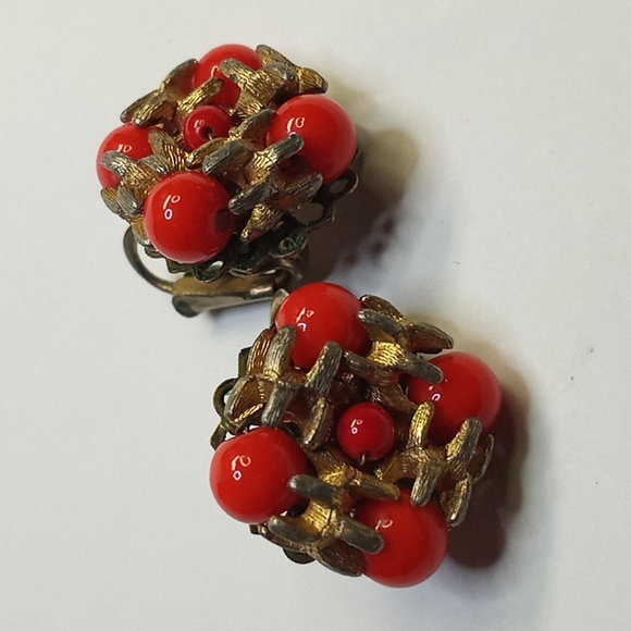 SuPer Rare c1940s VOGUE Gold Tone Red-Orange Coral Lucite Bead Clip Earring - Picture 14 of 16